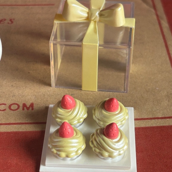 Sanrio Cinnamoroll Strawberry Cupcakes Sweet Gift Blind Box Figure Top Toy - Picture 2 of 5